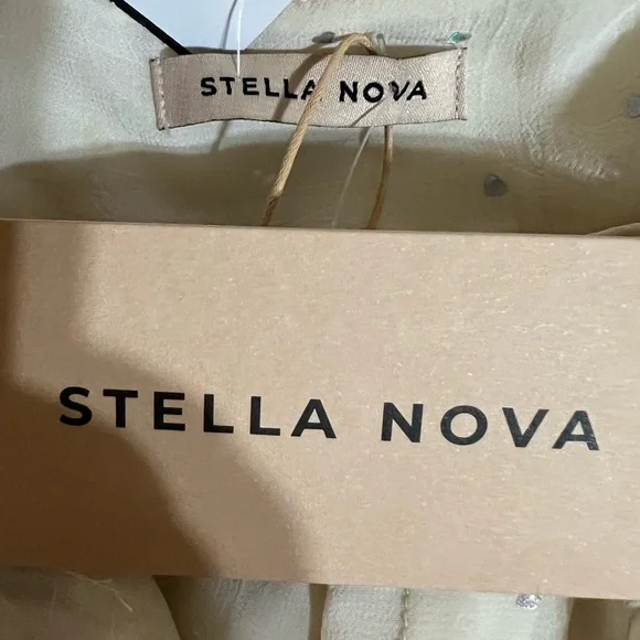 Chic Cream Ruffled Blouse with Subtle Sparkle - Picture 4 of 5